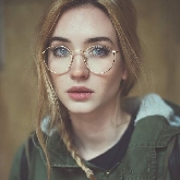 Красивая блондинка с красивыми очками